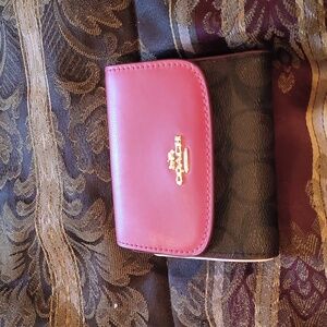 Coach leather small wallet sig leather inside red leather new dust cover 🎶